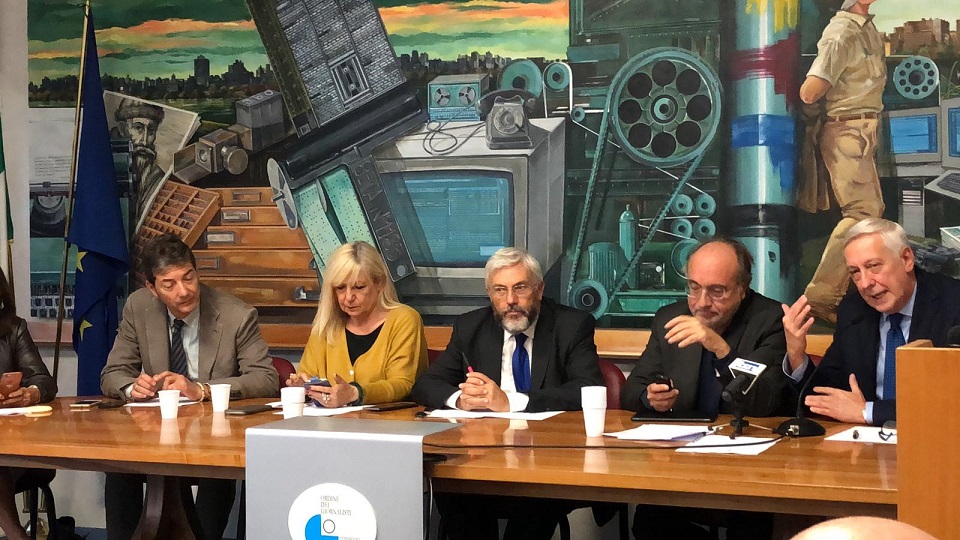 Un momento della conferenza. Nella foto, al centro il presidente Cnog Carlo Verna e il presidente Fnsi, Beppe Giulietti