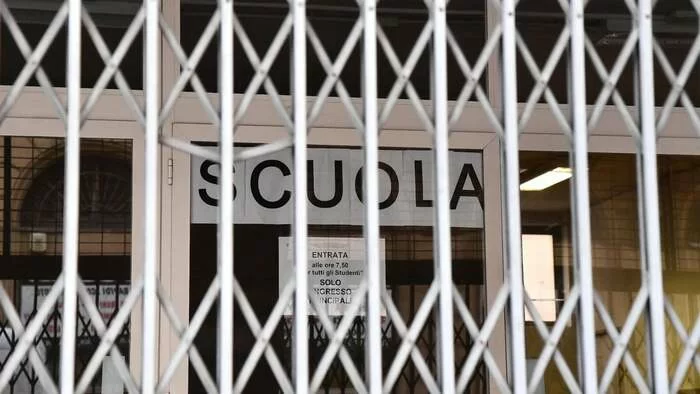 Rientro in aula, molte scuole chiudono per contagi di alunni e docenti: la situazione nelle Regioni italiane  