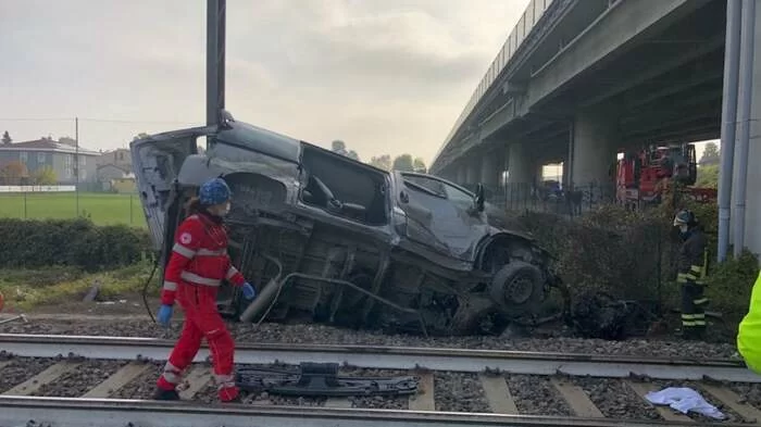 Pulmino per disabili sui binari: i passeggeri del treno sono tutti illesi