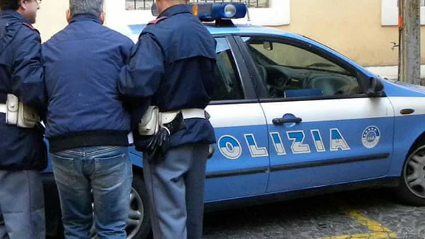 Polizia finge di consegnare la pizza: il racconto delle violenze