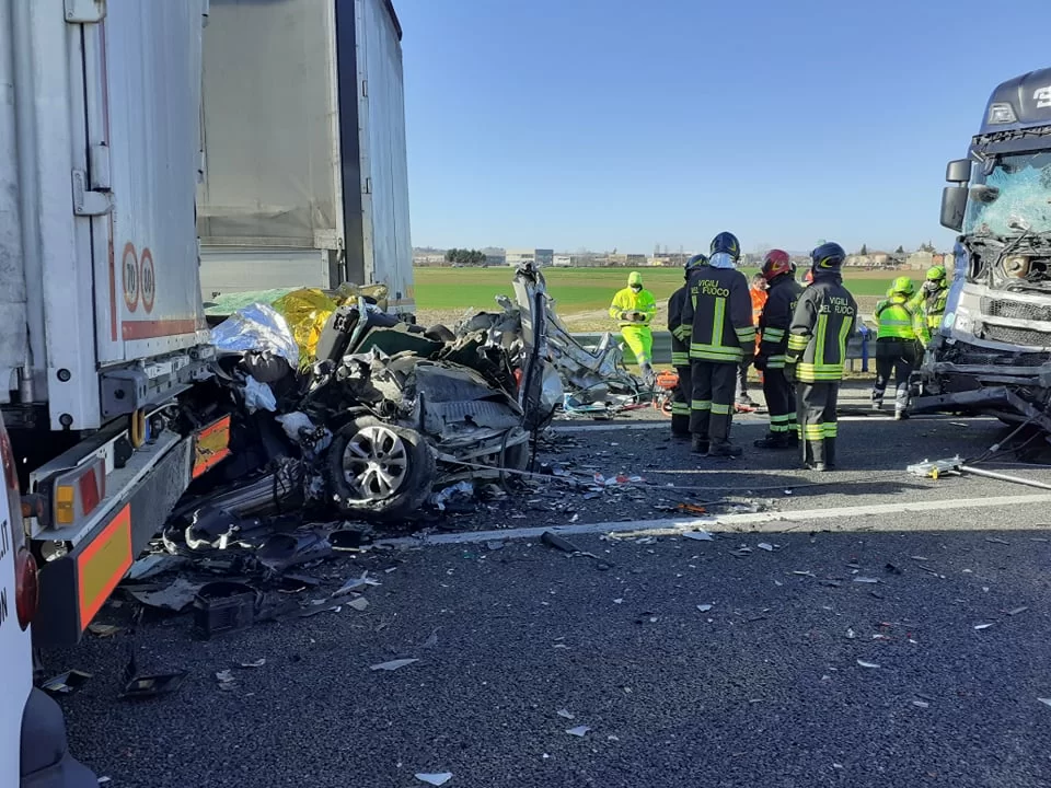 Maxi tamponamento sull'A26: due morti e decine di feriti