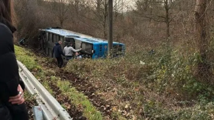 potenza, bus si ribalta sulla strada statale