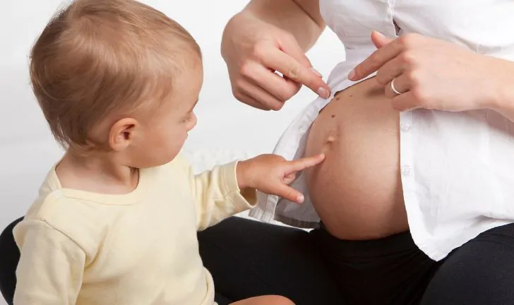 festa della mamma fratellino tocca pancione