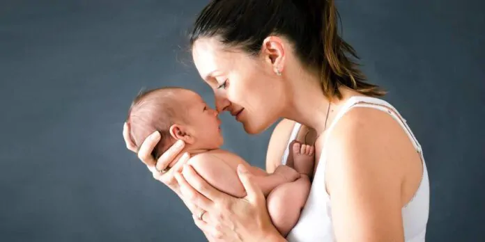 baby blues mamme, mamma bacia il suo bambino