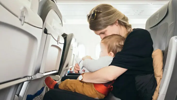 mamma con bambina in aereo