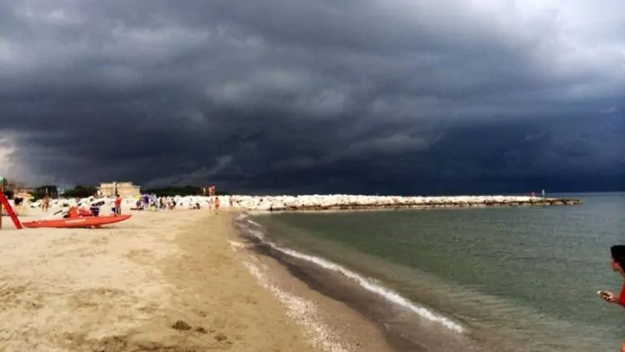 meteo, pioggia sulla spiaggia