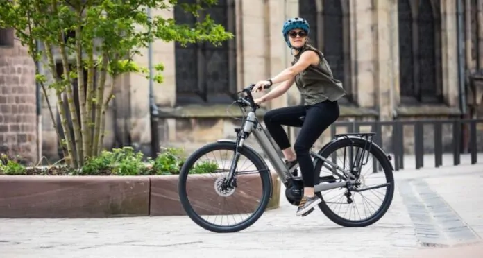 mobilità elettrica, ragazza in e-bike