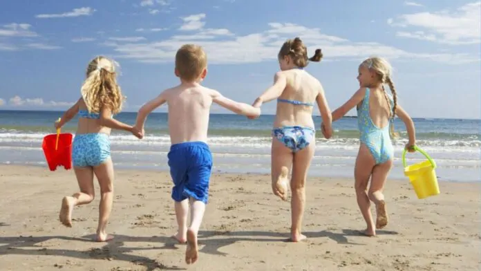 bagno al mare, bambini in spiaggia