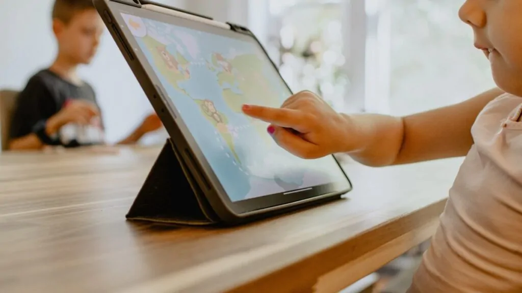 bambini e rientro a scuola, neonato vede mappa sul tablet