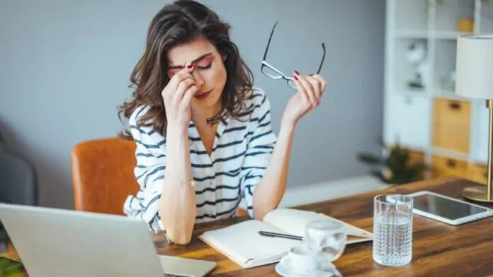 exhaustion gap, donna stressata per il lavoro