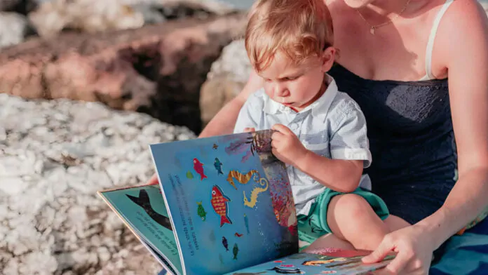 mamme-mamma-legge-libro-con-il-proprio-bambino