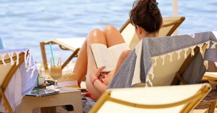 studenti in vacanza, ragazza legge libro