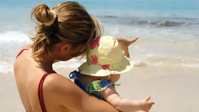 vacanze con neonati, mamma con figlia al mare