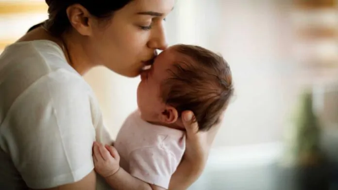 futurosicuro, mamma bacia figlio neonato