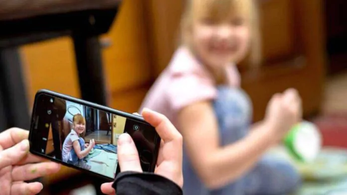 chat di classe, mamma fa foto a sua figlia