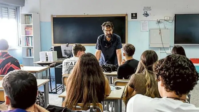 scuola, professore con alunni in classe