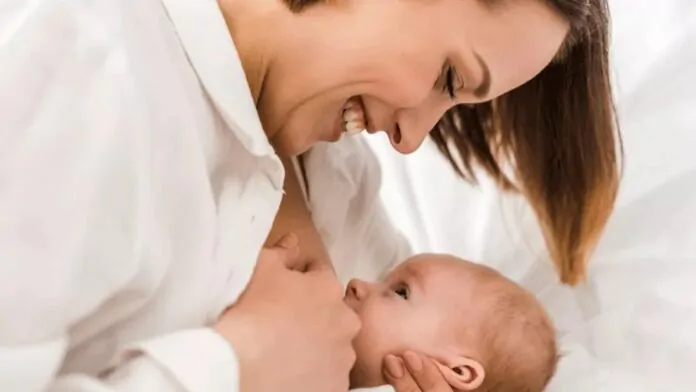 settimana mondiale per l'allattamento materno, mamma allatta neonato