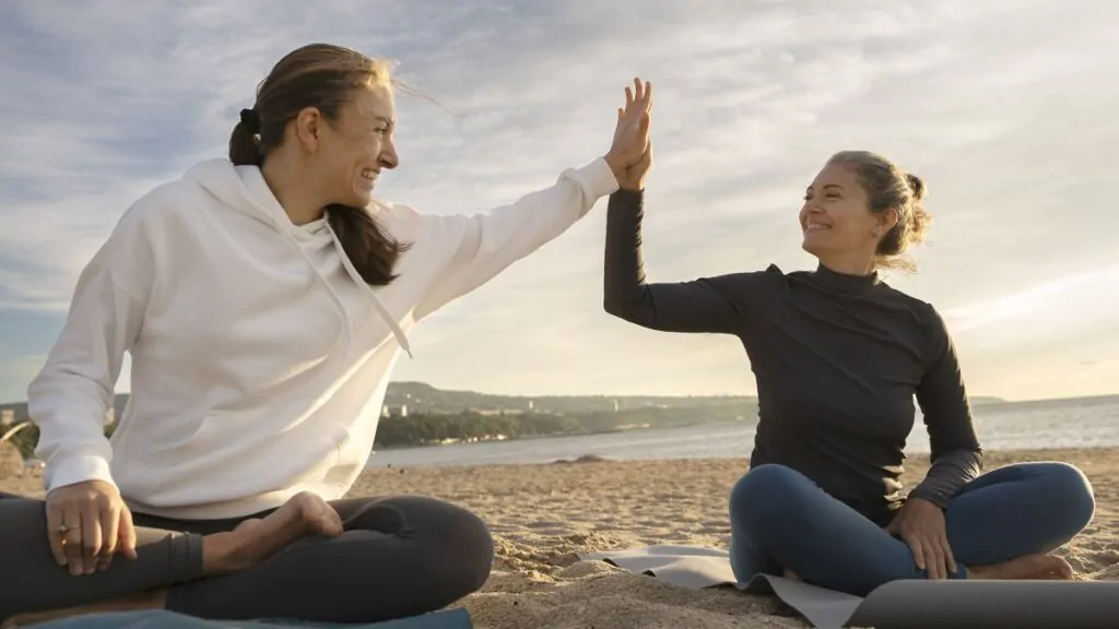 donne trascorrono tempo insieme sulla spiaggia per potenziare la salute mentale