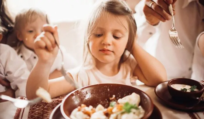 bambini, bambina mangia