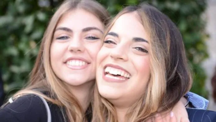 giulia muscariello e chiara memoli festeggiano la laurea insieme