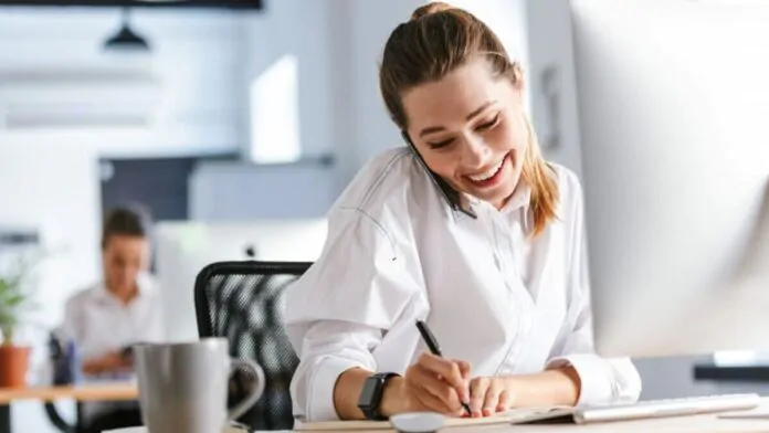 settimana corta, donna lavora in ufficio