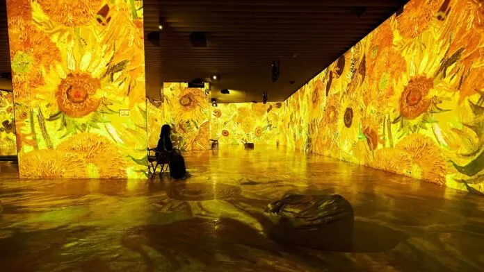 ai, spettatrice vede i girasoli di van gogh con AR