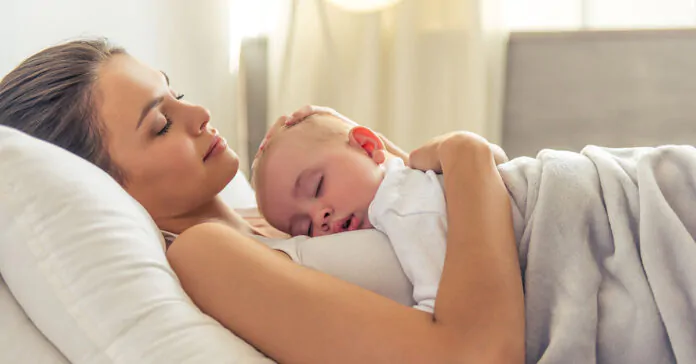 dormire, bambino dorme con mamma