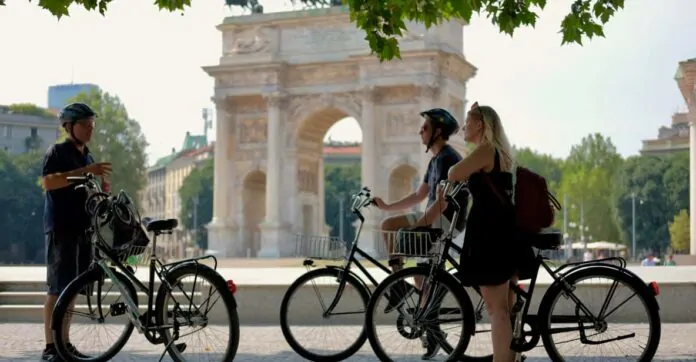 g7 sviluppo urbano sostenibile, persone in bici