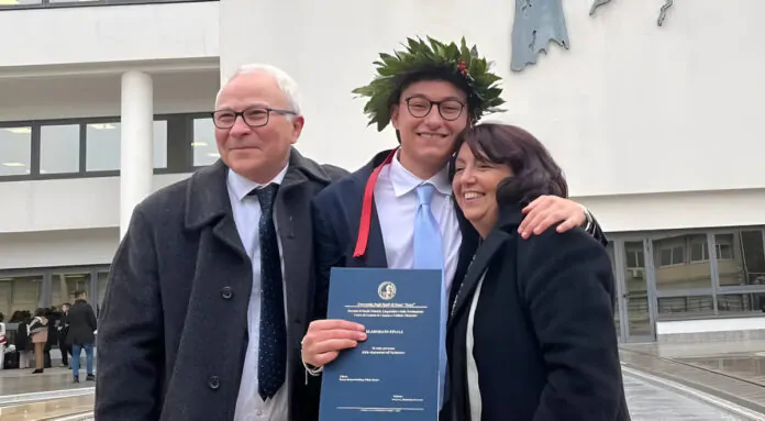 remon karam con i genitori adottivi alla sua laurea