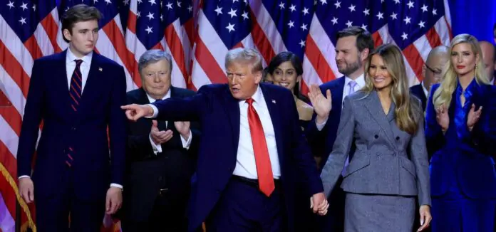 trump e famiglia durante il discorso della vittoria