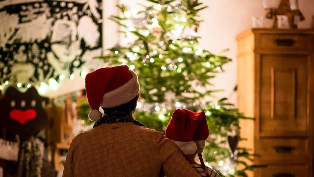 papà incoraggia la figlia a credere a babbo natale