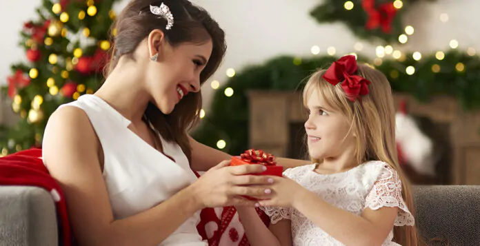 mamma, mamma scarta regalo di natale con figlia