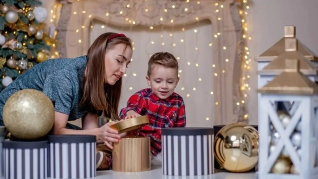 natale, mamma e figlio scartano regali di natale