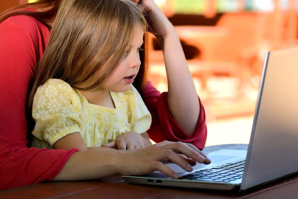 parola, mamma e figlia al pc 