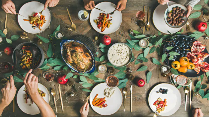 ricette anti-spreco dopo natale, persone a tavola