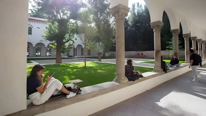 università di padova, studenti in cortile