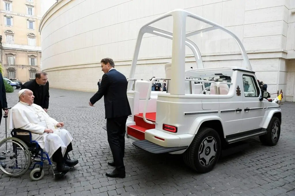 vaticano, nuova papamobile elettrica