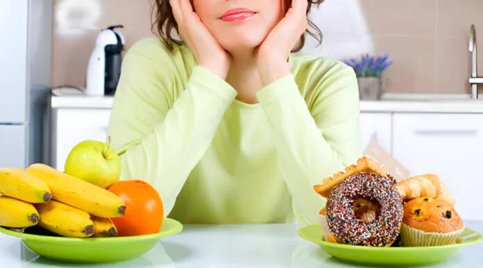 obesità, persona tra mangiare sano e cibo spazzatura