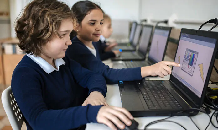 riforma scuola, bambini nel laboratorio di informatica