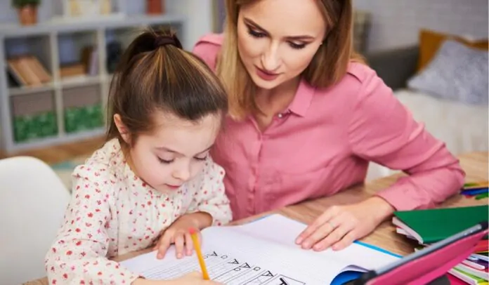 scuola, bimba fa compiti con mamma