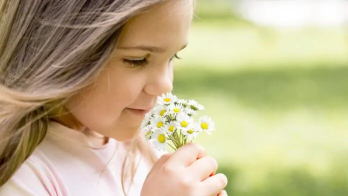 allergia di primavera, bambina annusa fiore